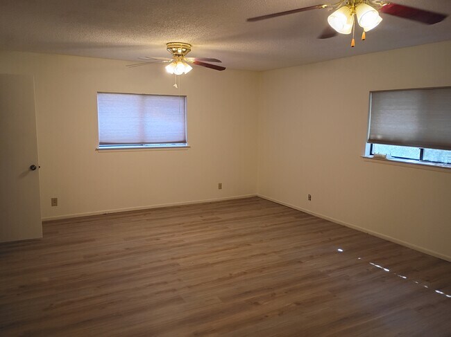 Building Photo - 9202 Roquefort