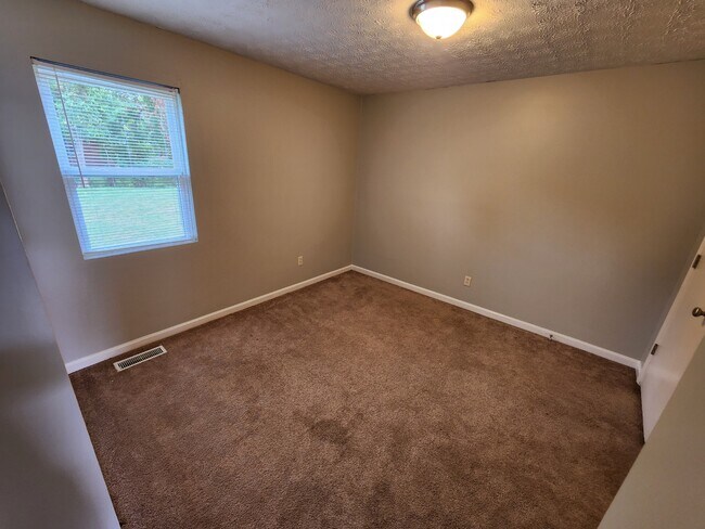 Building Photo - 203 1/2 Dove Dr