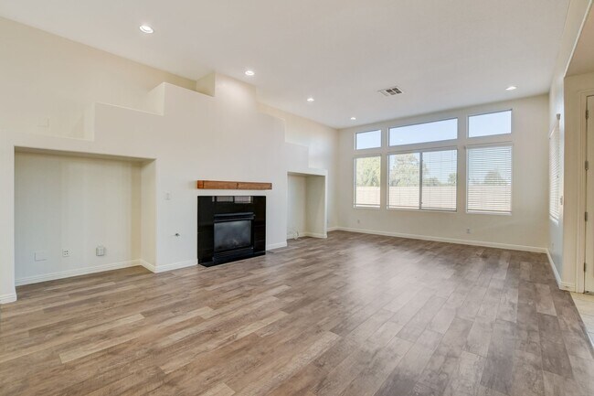 Building Photo - Single Family Home on 20k SQFT Lot in Gated Community