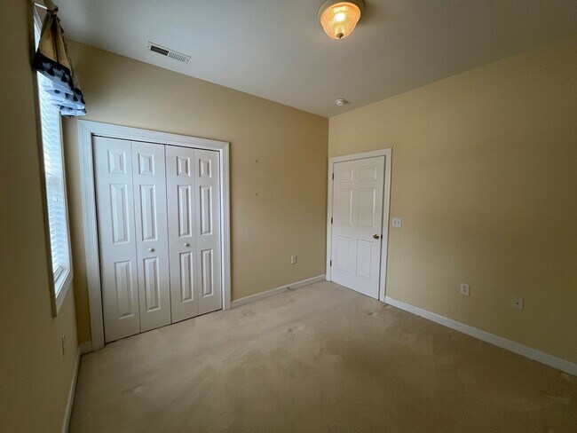 Building Photo - Discover this well-appointed 3-bedroom plus bonus room , 2-bath home in Carleton Place