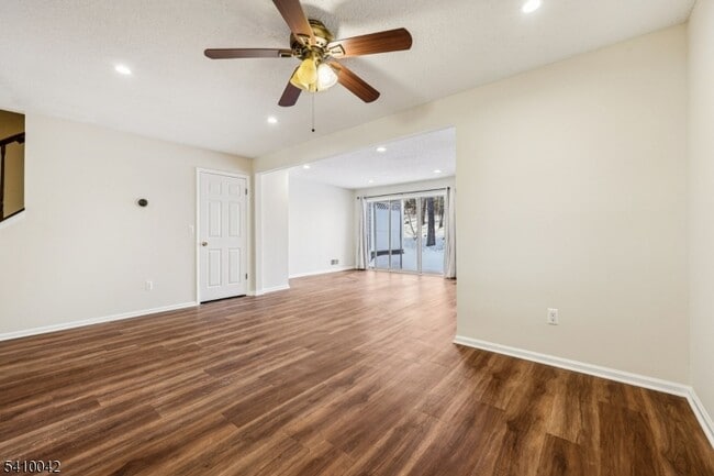 Building Photo - 1075 Ash Dr