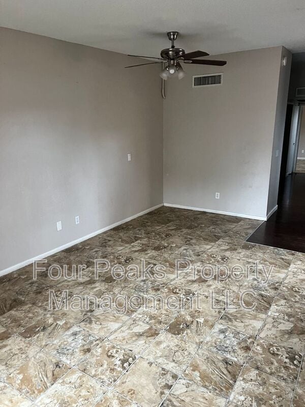 Building Photo - 2813 E Paradise Ln