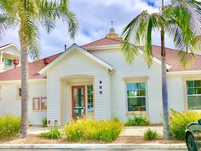 Building Photo - Beautifully Upgraded & Appointed End Condo...