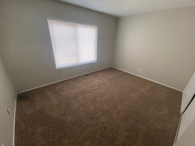 Building Photo - Spacious Aurora Townhome
