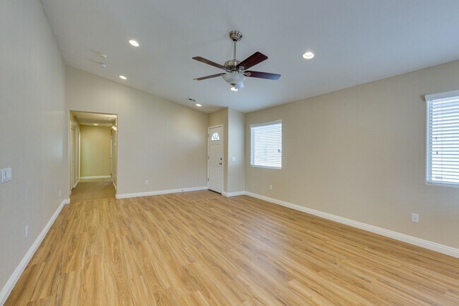 Building Photo - Single story 3 bedroom home in a lovely NW...