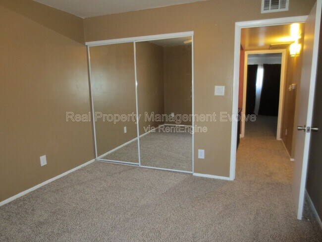 Building Photo - 4808 S Juniper St