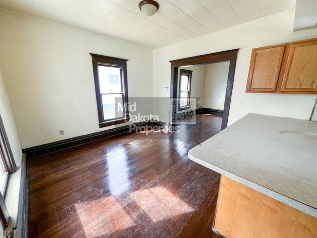Building Photo - 401 W 11th-3 Bedroom House