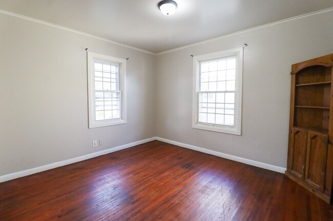 Building Photo - Beautifully Redone 3 Bedroom House! Available for Immediate Move in!