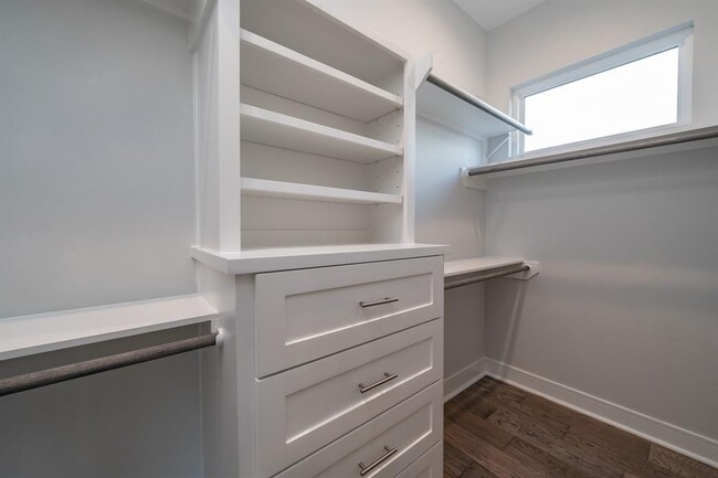 Building Photo - 1328 W 23rd St