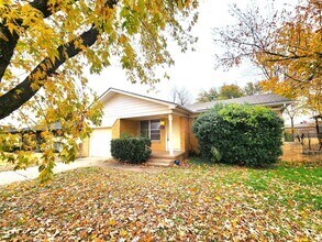 Building Photo - 3 Bed 1.5 Bath 1 Car Garage in the Henders...