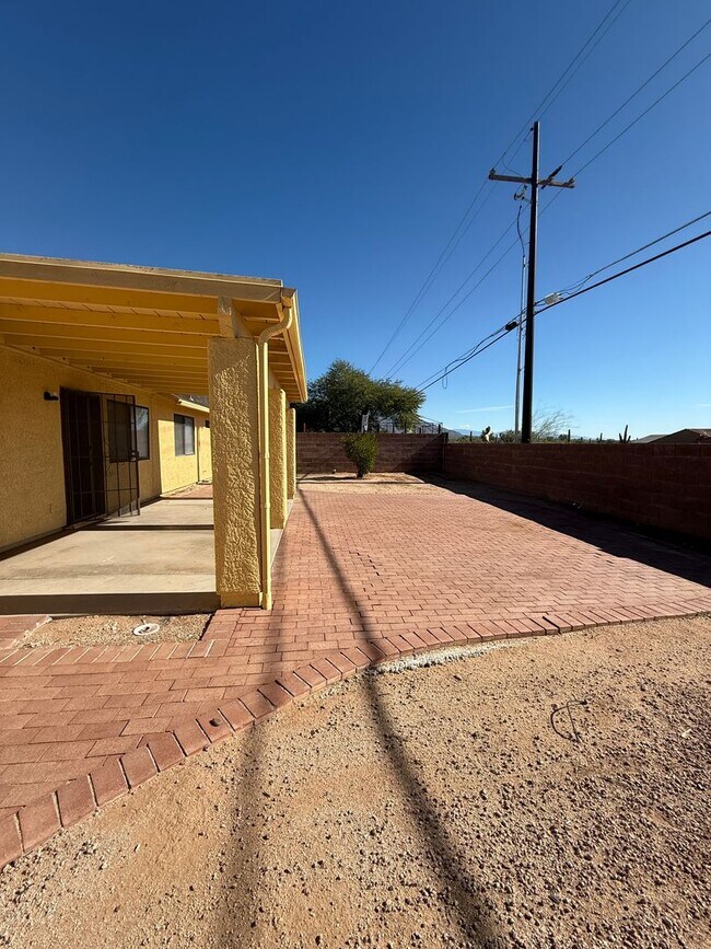 Building Photo - 3 Bed 2 Bath home in the highly desirable Northwest Tucson area. New paint and Carpet!