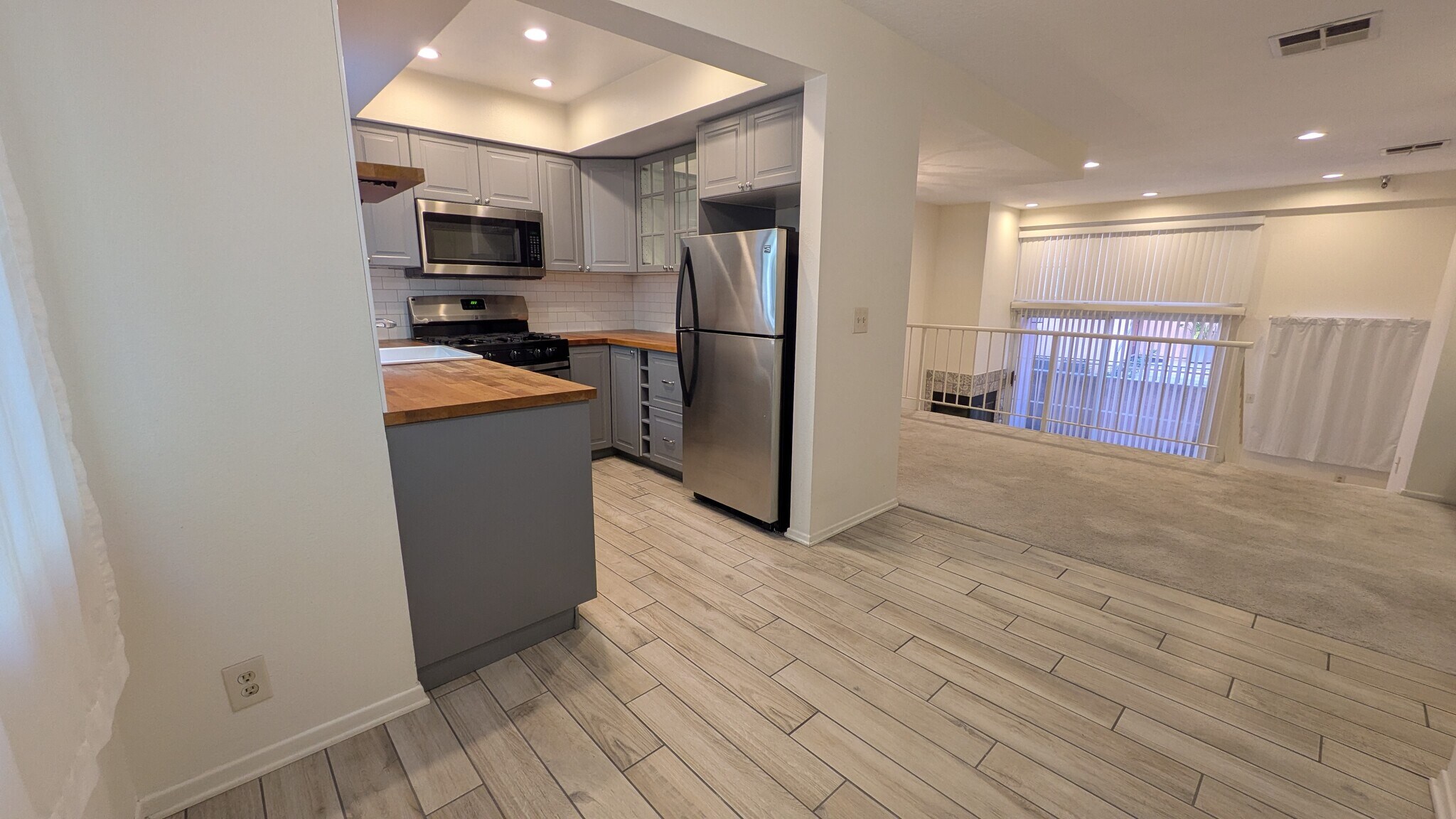 Building Photo - 7320 Balboa Blvd