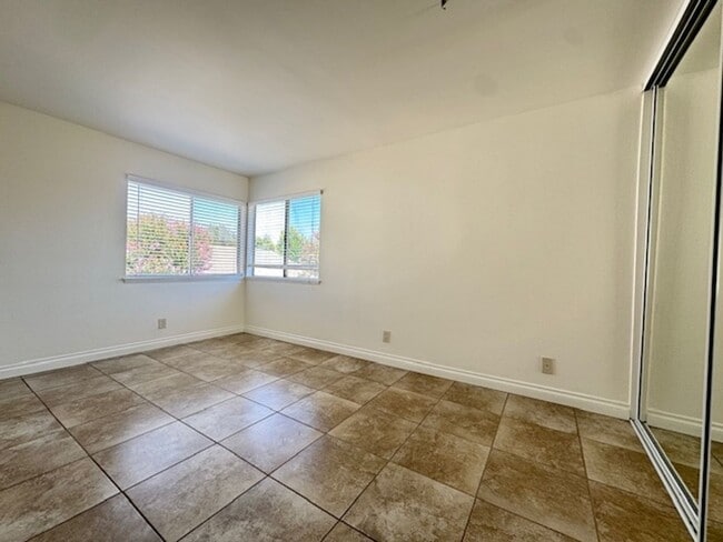 Building Photo - Charming 3 Bedroom in Thousand Oaks