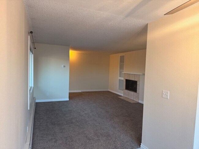 Building Photo - 3 Bedroom Apartment in Jewel Lake w/ Garage and Large Deck!