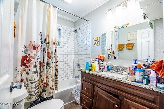 Building Photo - 800 N St Antoine St