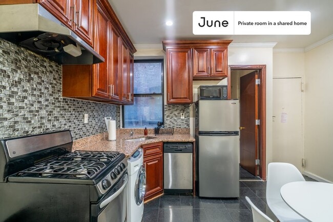 Building Photo - Private bedroom in 3 bed/1 bath Home