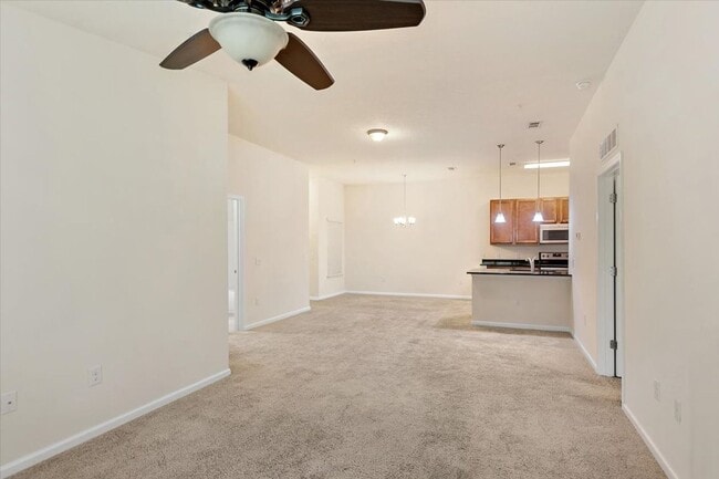 Building Photo - Spacious 2/2 Condo located in the highly s...