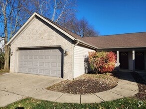 Building Photo - Spacious 2BD 2 BA duplex with 2 Car attach...