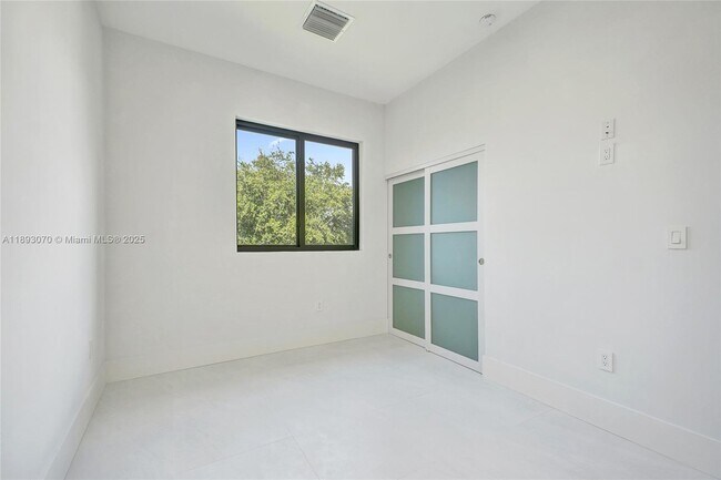 Building Photo - 121 NE 118th St