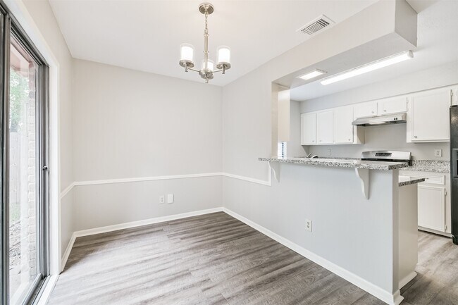 Building Photo - 2714 Foliage Green Dr