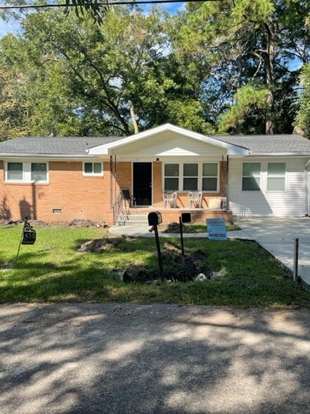 Front of House - 453 Thompson St