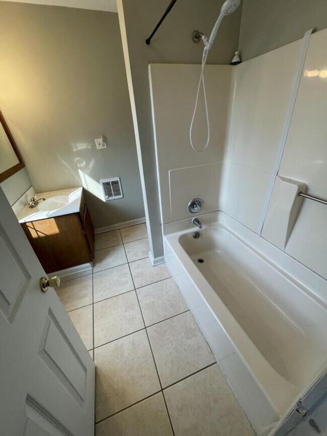 Building Photo - NOW AVAILABLE! 3 Bed, 2 Bath Victorian Hom...