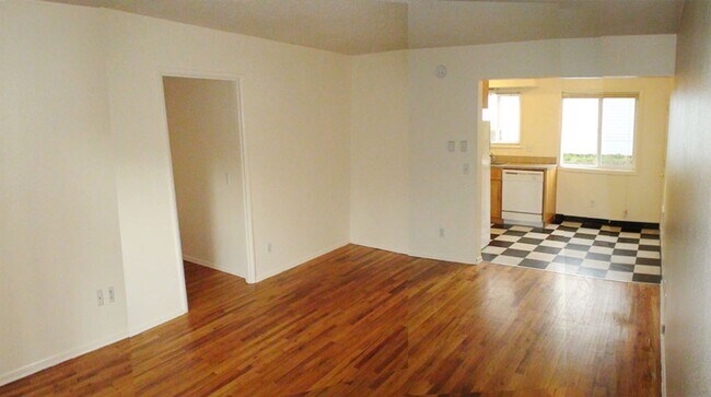 Building Photo - Bottom level 2bed, off street parking, hardwoods, all pets welcome!
