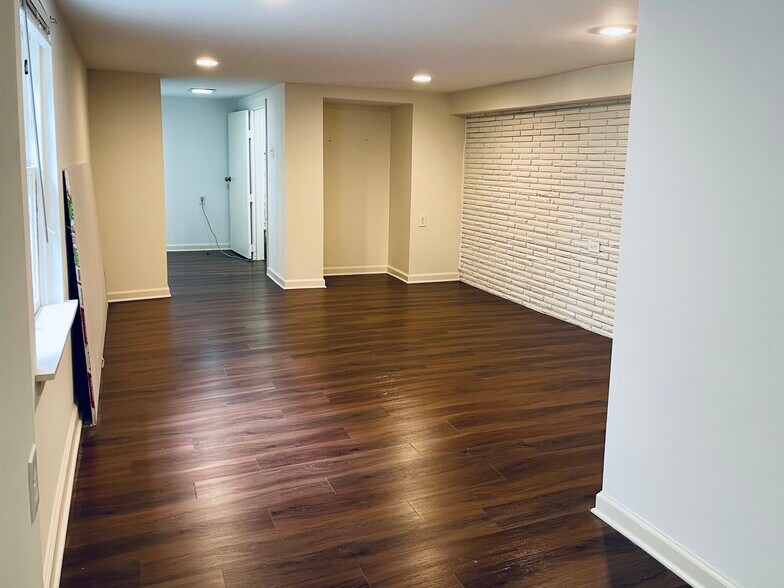 Living room and foyer - 912 Wilson Dr