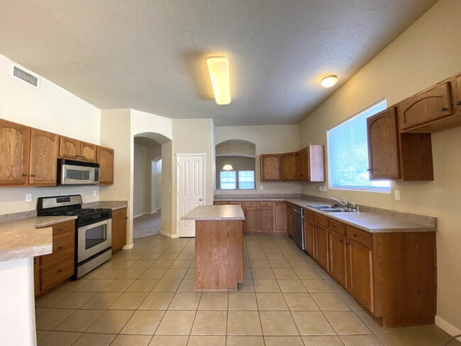 Building Photo - Spacious- 2 Living Rm/3BR/2Bath in Cabezon