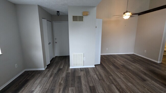 Building Photo - 801 Kerns Dr NE