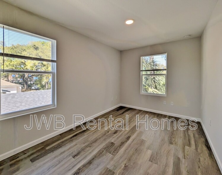 Building Photo - 1039 E Union St