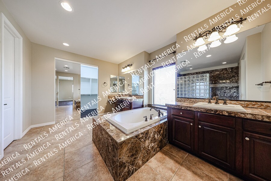 Building Photo - 130 W Tonto Dr