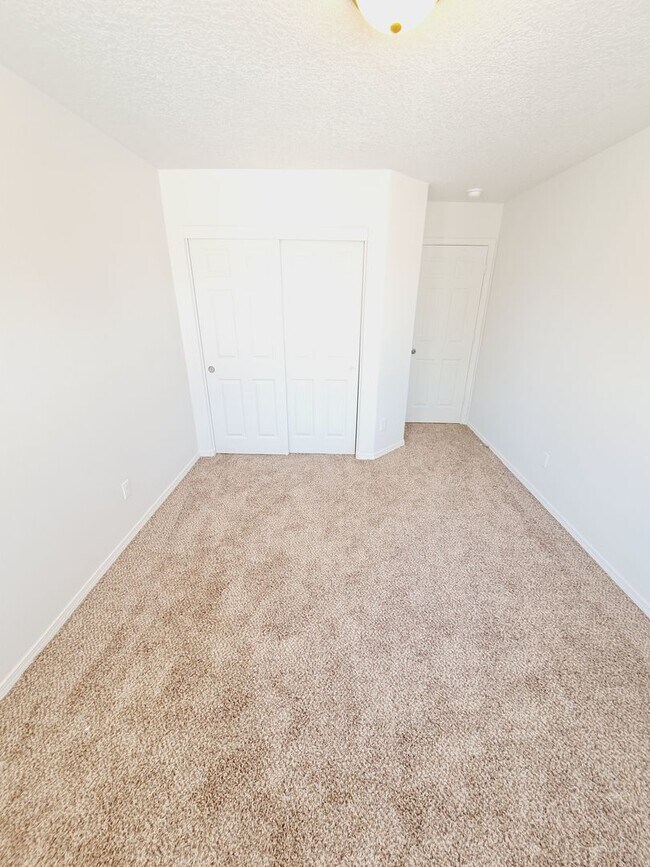 Building Photo - 3 bed 2 bath home in Huning Ranch. Great Yard!