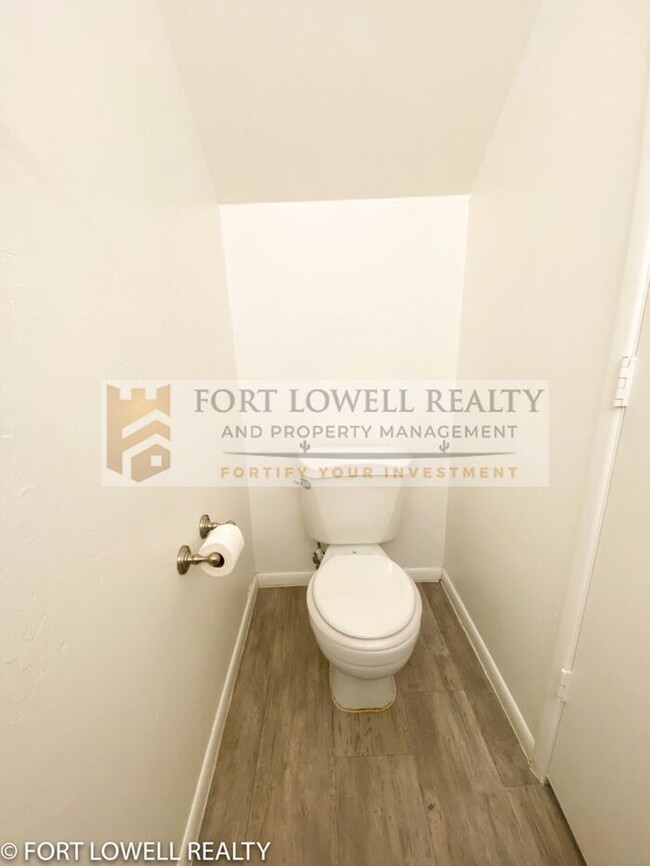 Building Photo - 2 Bed 2.5 Bath Townhome
