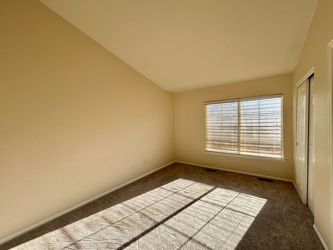 Building Photo - 2BR End Unit Townhome in Rock Creek