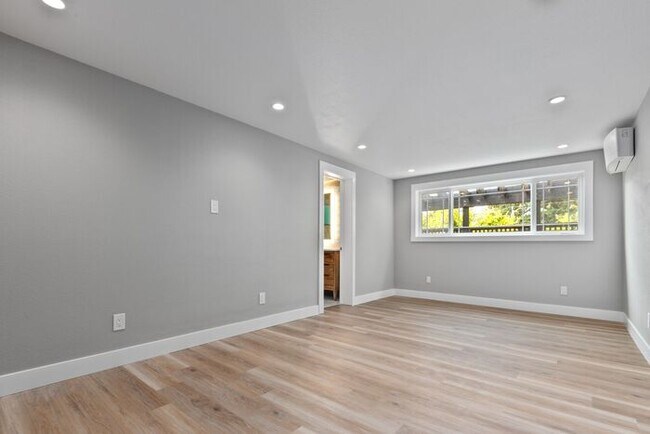 Building Photo - Elegant Air-Conditioned Newly Remodeled Matthews Beach Rambler