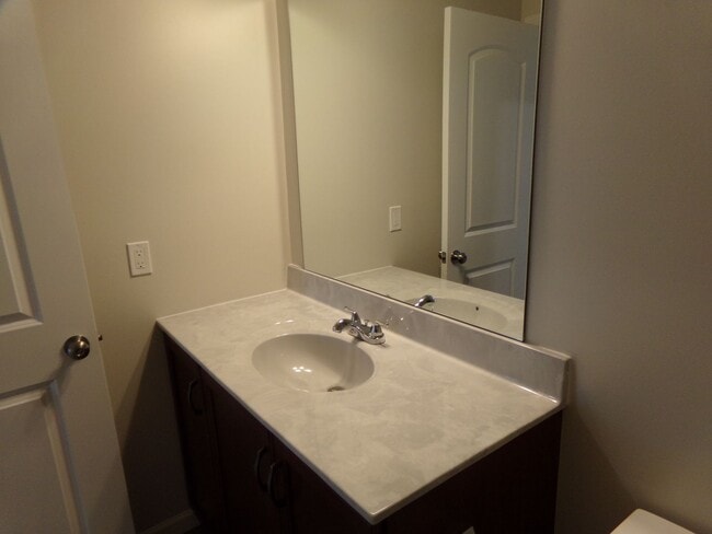 Building Photo - 3 bedroom, 2.5 Bathroom Townhouse in Gray's Pointe Neighborhood