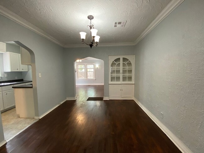 Building Photo - ADORABLE duplex in fantastic Brookside loc...