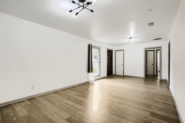 Building Photo - 326 E Holley St