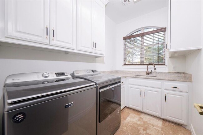 Building Photo - 13300 SW 38th St