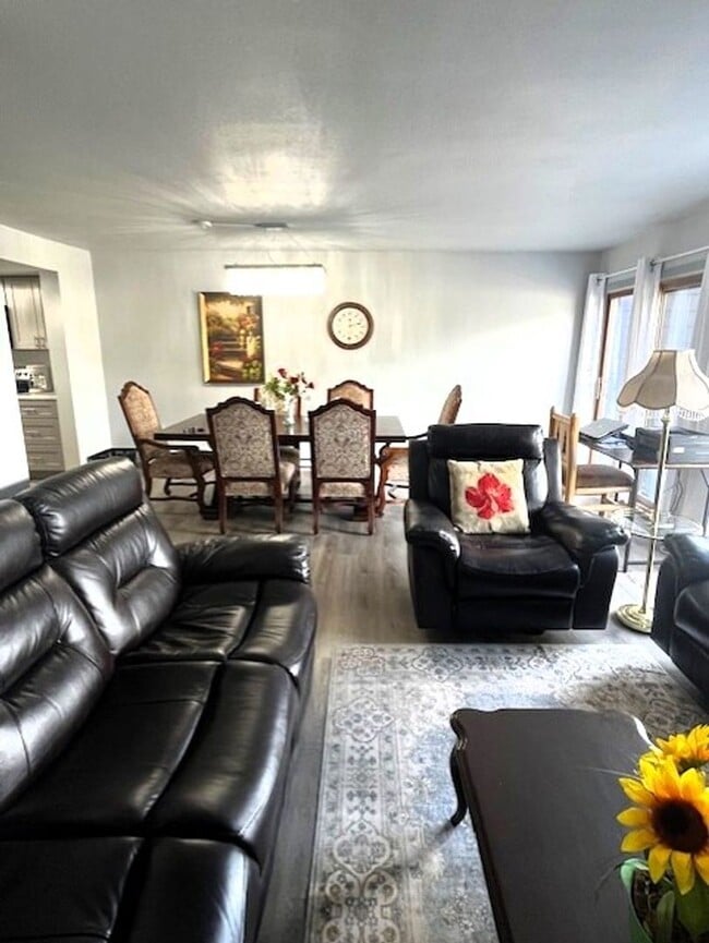 Building Photo - Winter Seasonal Rental- Lakeside Townhouse...