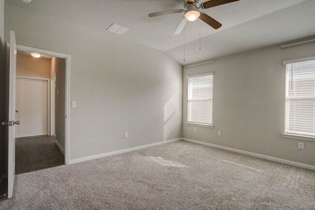 Building Photo - Charming 4/BR 2/BA One-Level Home with Spa...