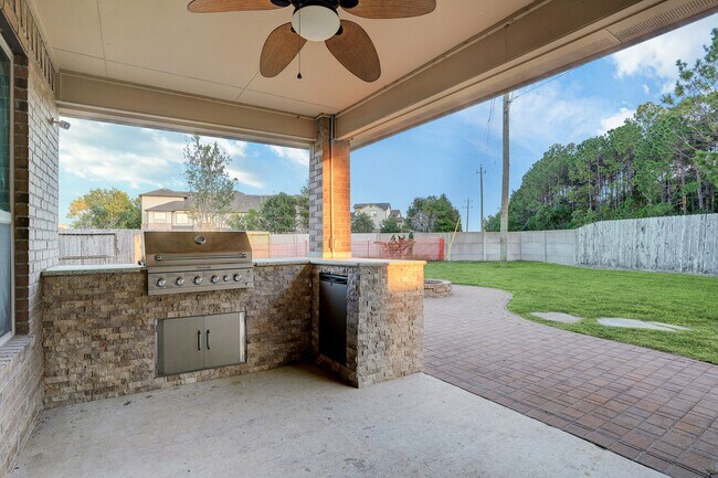 Building Photo - 632 Pedernales St