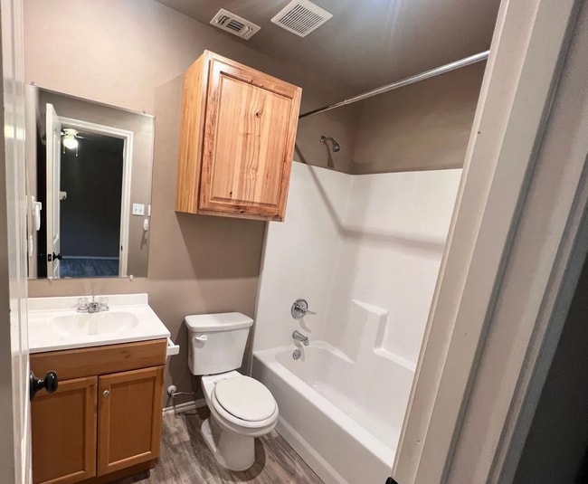 Building Photo - Cozy Home