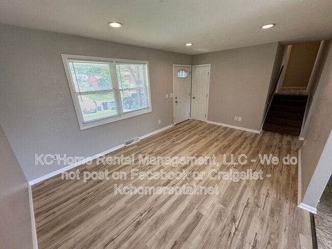 Building Photo - 5029 NE 56th Pl