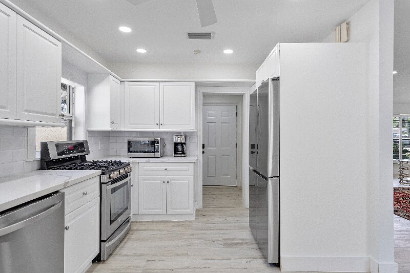 Building Photo - 411 Poinciana Dr
