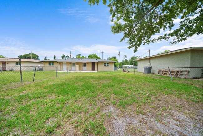 Building Photo - Now available in Lynn Haven, great location
