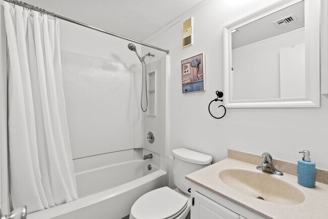 Building Photo - $2,000/month – Snowbird Rental, Oceanfront 2BR/2BA in Myrtle Beach Resort