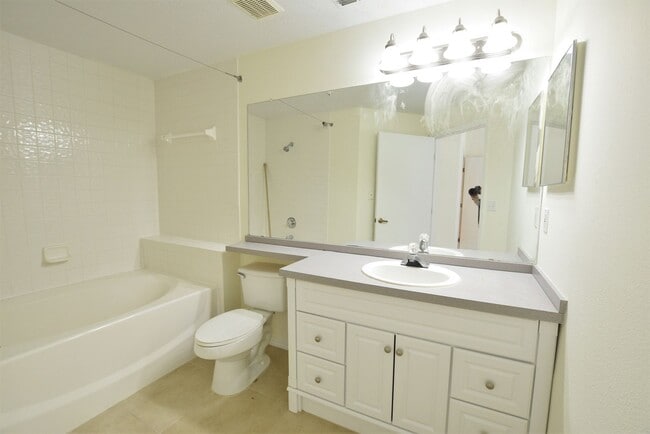 Building Photo - Resort-Style Living! Bright 1-Bedroom Cond...