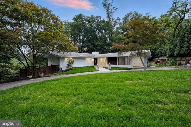 Building Photo - 866 Canal Dr